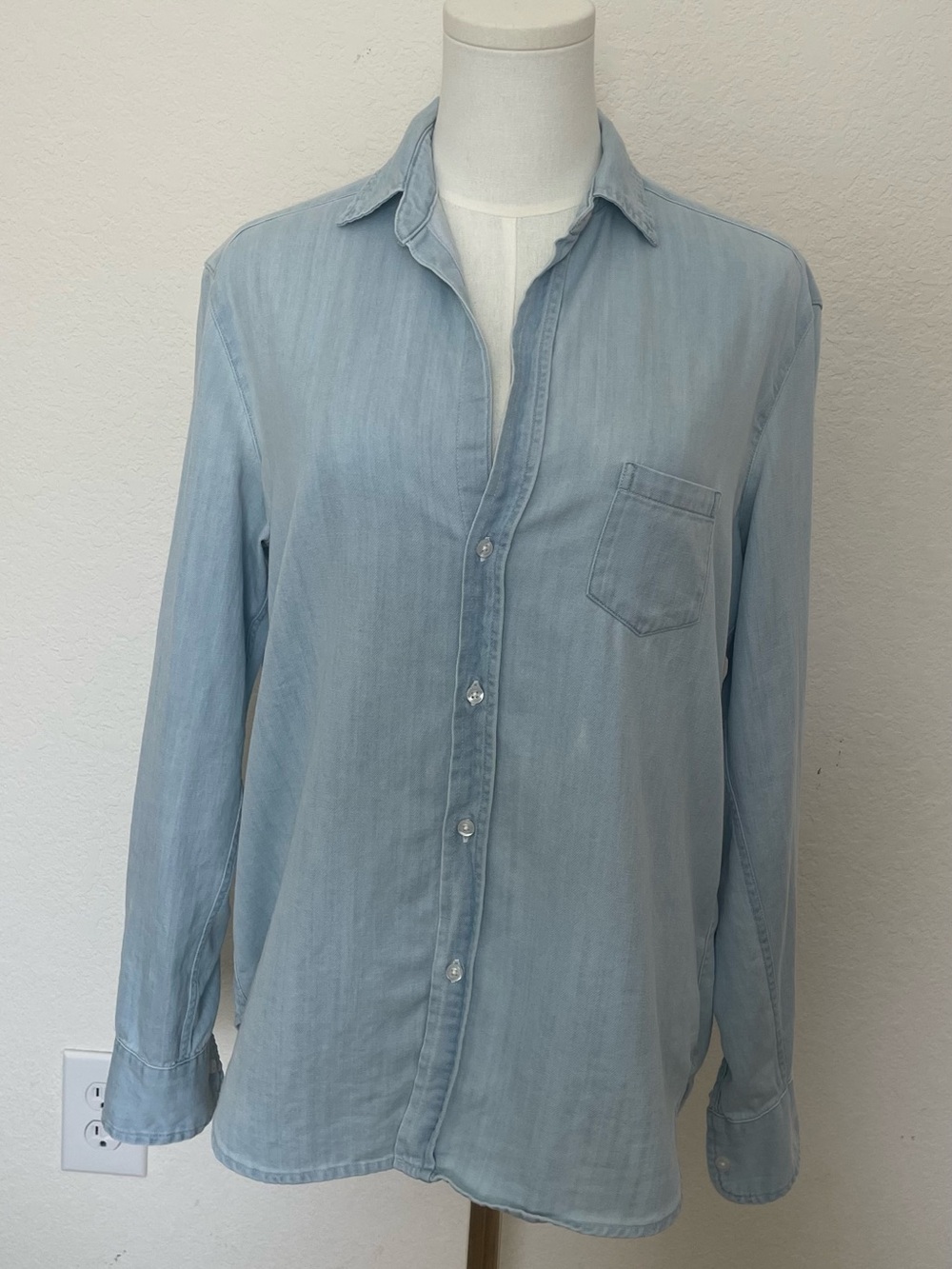 Frank & Eileen XS Eileen Famous Denim Button-Up Shirt